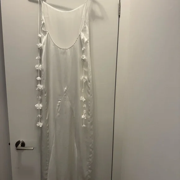 Meshki Elenora Backless White Dress - Picture 3 of 8